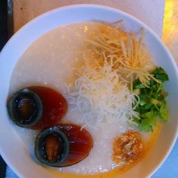 โจ๊กหมูเด้ง+เครื่องใน+ไข่เยี่ยวม้า