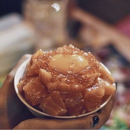 ข้าวหน้าปลาและไข่แซลมอน