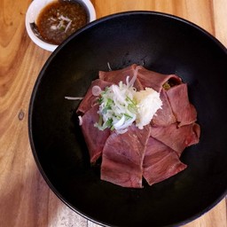 เนื้อวากิวย่างถ่านทานคู่กับผัก Gyu Tataki Salad