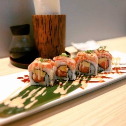 แซลมอลสไปซี่โรล Salmon spicy roll