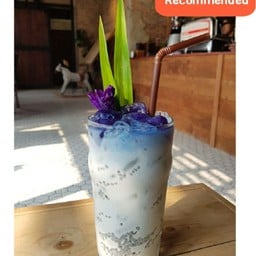 นมสดอัญชันแมงลัก