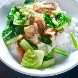 ข้าวคะน้าหมูกรอบ