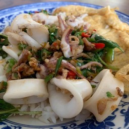 ข้าวกะเพราปลาหมึก