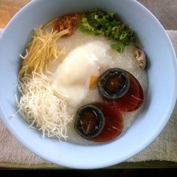 โจ๊กหมูเด้ง+เครื่องใน+ไข่+ไข่เยี่ยวม้า