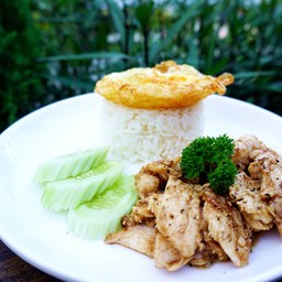 ข้าว ไก่กระเทียมพริกไทย