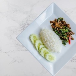 ข้าวกะเพราหมูย่าง หรือไก่ย่าง