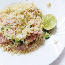 ข้าวผัดแฮม หรือทูน่า