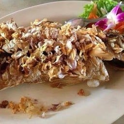 ปลากระพงทอดกระเทียม