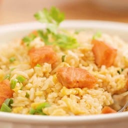 ข้าวผัดแซลมอน