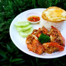 ข้าว กุ้งกระเทียมพริกไทย