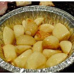 กระเทียมย่างในน้ำมันงา Garlic with sesame oil