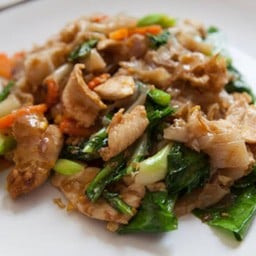ผัดซีอิ๊ว ไก่