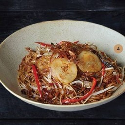 หมี่ฮกเกี้ยนผัดซอส XO หอยเชลล์