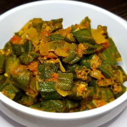 Pakistani style stir-fried okra  (Bhindi masala) (กระเจี๊ยบผัดสไตล์ปากีสถาน)