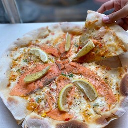 Pizza ปลาแซลมอน