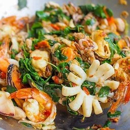 ผัดกระเพราทะเล(กับ)