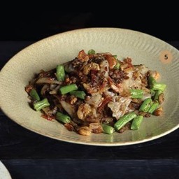 เส้นใหญ่ผัดซอสหนำเลี๊ยบ