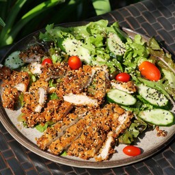 สลัดงาอกไก่กรอบ