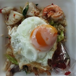 กระเพราทะเลคลุกข้าวไข่ดาว