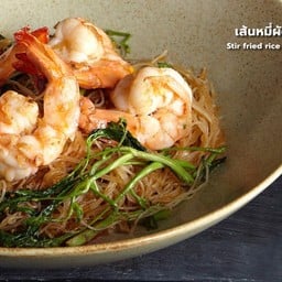 เส้นหมี่ผัดกระเฉดกุ้ง