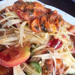 ส้มตำไทยใส่หอยดอง