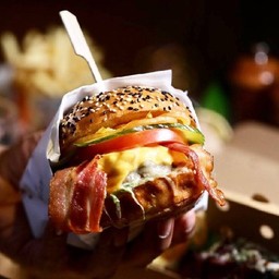 ลดพิเศษ ! Original beer burger set จากปกติราคา 750 บาท เหลือเพียง 550 บาท