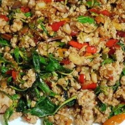 ผัดกระเพราหมูสับราดข้าว