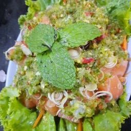 ยำแซลมอน