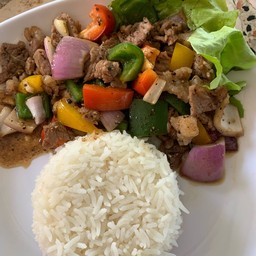 ข้าวราดผัดพริกไทยดำ