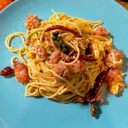 สปาเก็ตตี้ผัดพริกแห้งแหนมทอดไข่