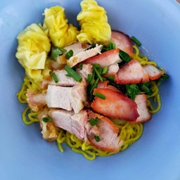บะหมี่เกี๊ยวหมูแดง-หมูกรอบ