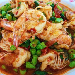 ผัดกระเพรากุ้งราดข้าว+น้ำซุป