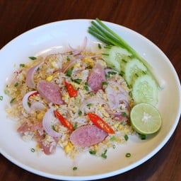 ข้าวผัดแหนมพริกขี้หนูสด