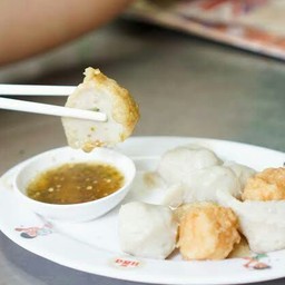 ลูกชิ้นลวก (Blanched assorted fish, shrimp balls)