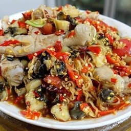 ตำมาม่าตีนไก่ใส่หอยเชอรี่