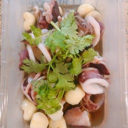 ปลาหมึกผัดกระเทียมโทน