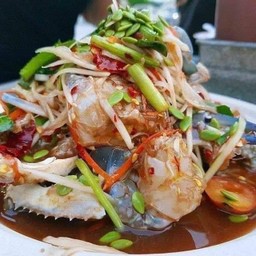 ตำปูม้าสดโรยเม็ดกระถิน