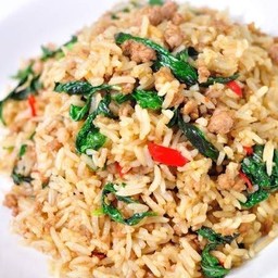 ข้าวผัดกระเพราคลุกเนื้อ