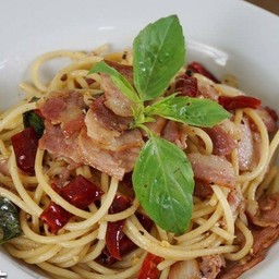 สปาเก็ตตี้ พริกแห้งเบคอน