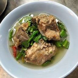 ชายสี่ บะหมี่เกี๊ยว ไฟแดงสาย8ถนนตัดใหม่