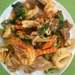 ผัดซีอิ๊ว ทะเล/หมูกรอบ/เนื้อวัว