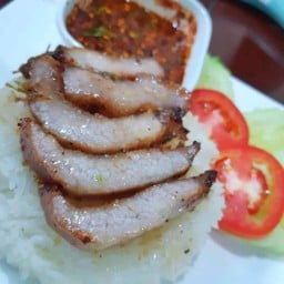 ข้าวคอหมูย่างน้ำจิ้มรสเด็ด