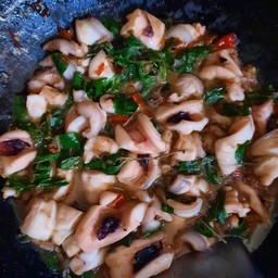 ผัดกระเพราปลาหมึกราดข้าว+น้ำซุป