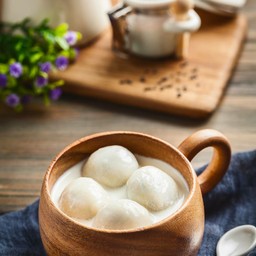 บัวลอยงาดำนมสด