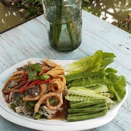 ยำขนมจีนใส่ปลาทูกับหมูยอ