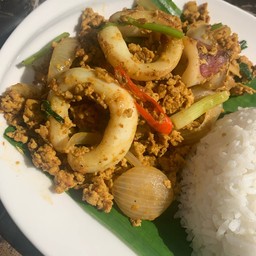 ปลาหมึกผัดผงกระหรี่ราดข้าว