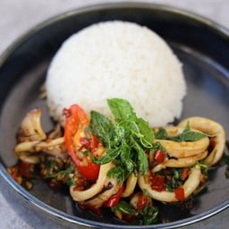 ข้าว กระเพราปลาหมึก