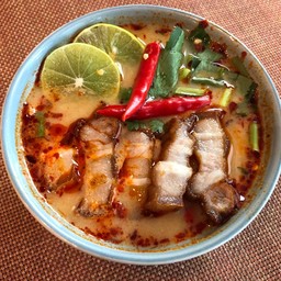 ต้มยำหมูสามชั้นทอดน้ำข้น