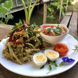 ยำผักบุ้งกรอบ