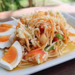 ส้มตำยอดมะพร้าวไข่เค็ม
